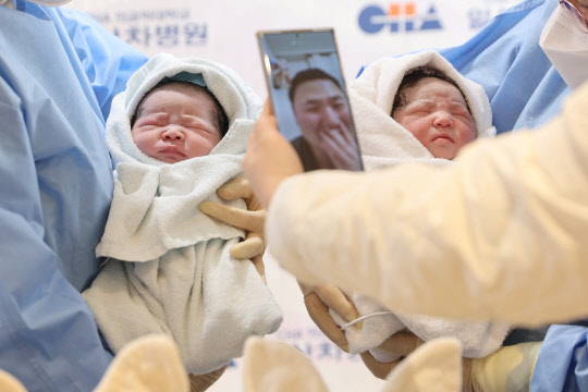 2023년 1월 1일 0시 0분 경기도 고양시 일산차병원에서 엄마 김현정씨와 아빠 장동규씨 사이에서 태어난 쌍둥이 남아 짱짱이(태명)와 여아 짱순이(태명)가 코로나19로 격리중인 아빠와 영상통화를 하고 있다. [고양=연합뉴스]